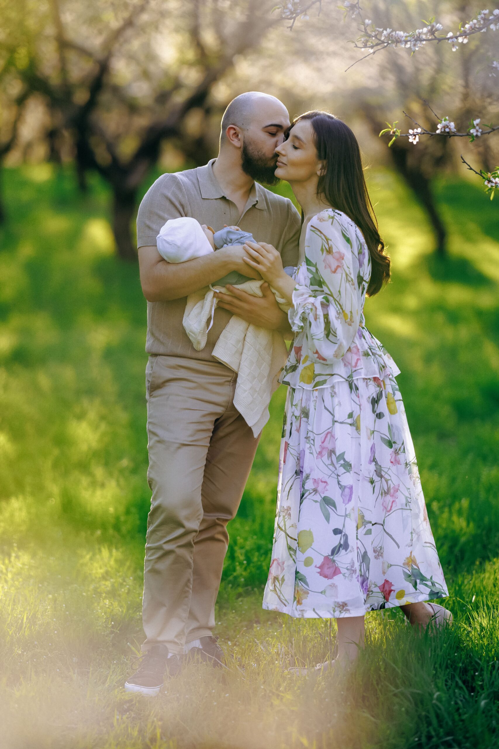 couple kiss baby (1)